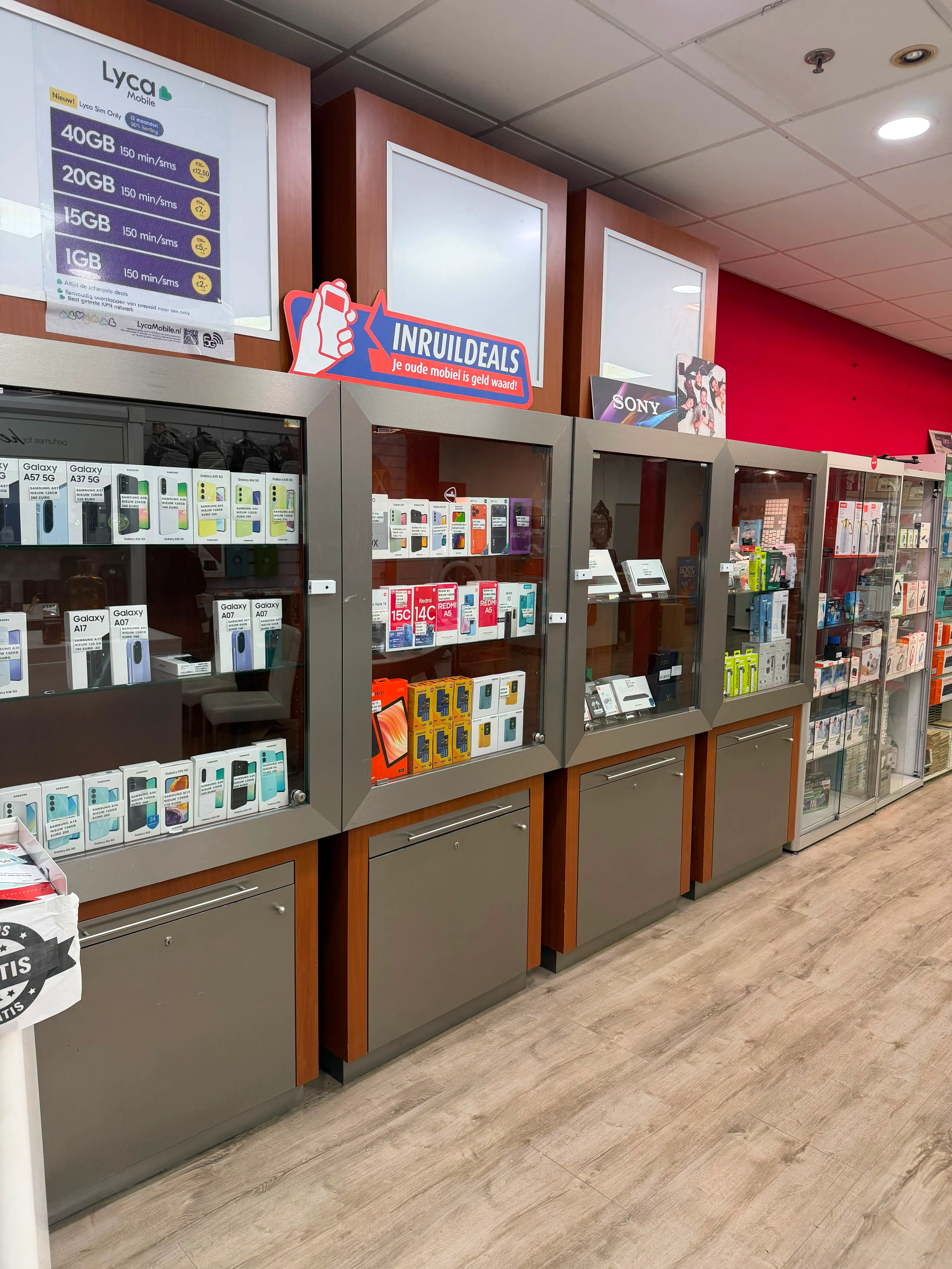 Galaxy A-serie telefoons overzichtelijk uitgestald in de vitrinekast bij Budget Repairs